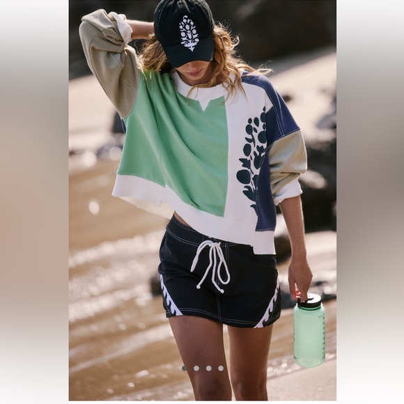 Free People Tops - Free People EUC Intercept Logo Pullover Size Large in But Blocking/Bright Jade